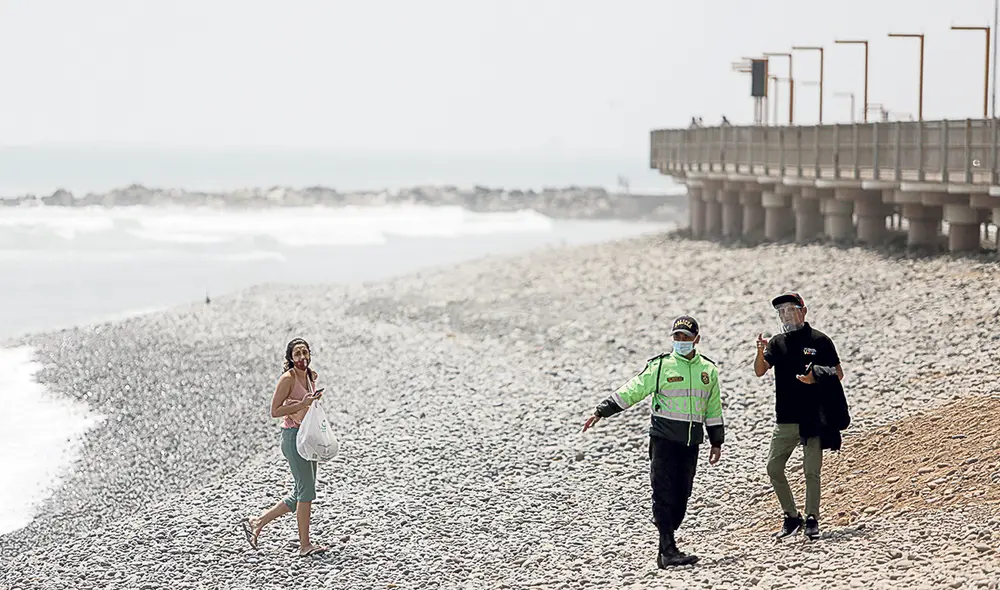 Sin brillo. El verano se inició en Lima con cielo cubierto y poca gente en las playas. Foto: Antonio Melgarejo/La República