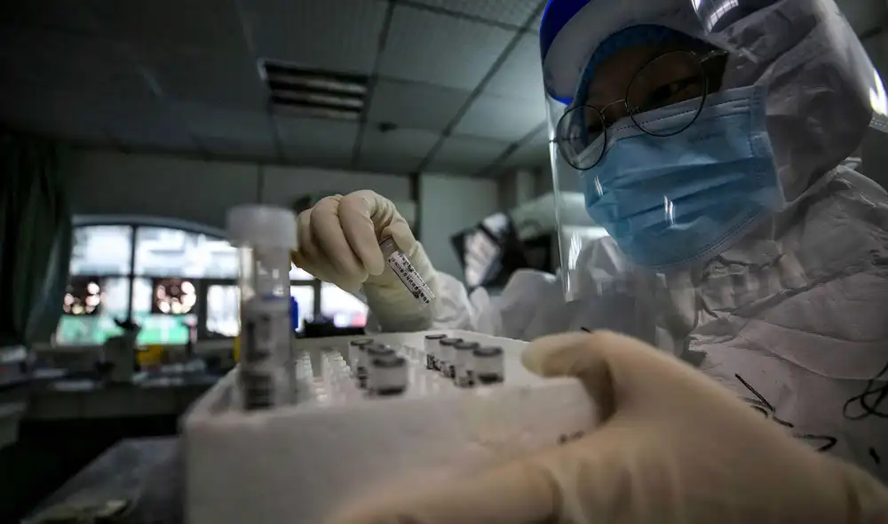 Científicos investigan la nueva variante de SARS-CoV-2. Foto: AFP Científicos investigan la nueva variante de SARS-CoV-2. Foto: AFP