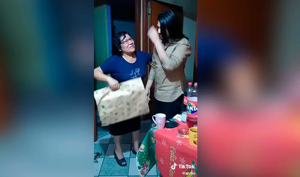 Desliza las imágenes para ver la emotiva reacción que tuvo esta madre al recibir el juguete que quiso de pequeña. Foto: captura de TikTok/@gnrluz Desliza las imágenes para ver la emotiva reacción que tuvo esta madre al recibir el juguete que quiso de pequeña. Foto: captura de TikTok/@gnrluz