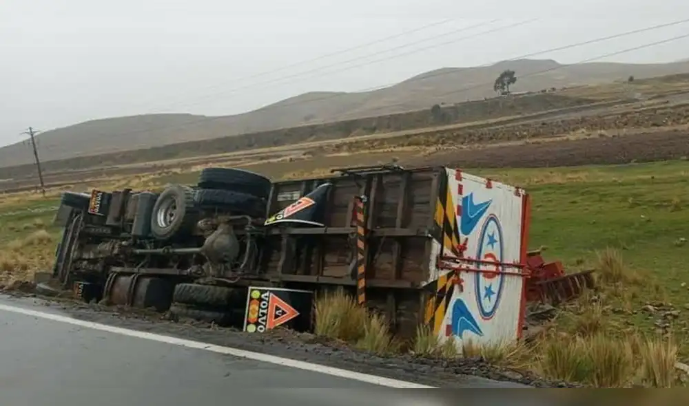 El camión de placa de rodaje B3T – 821 terminó recostado a un costado de la vía. Foto: Facebook Radio Exclusiva Carabaya. El camión de placa de rodaje B3T – 821 terminó recostado a un costado de la vía. Foto: Facebook Radio Exclusiva Carabaya.