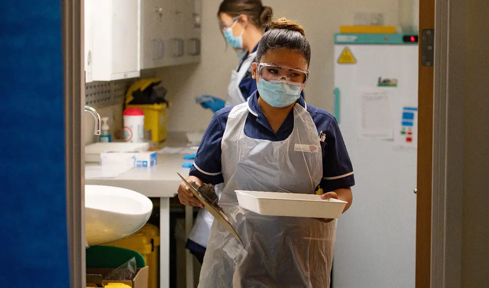 Reino Unido ejecuta un plan masivo de vacunación contra la COVID-19 en medio de la aparición de una nueva variante del virus en su territorio. Foto: AFP Reino Unido ejecuta un plan masivo de vacunación contra la COVID-19 en medio de la aparición de una nueva variante del virus en su territorio. Foto: AFP