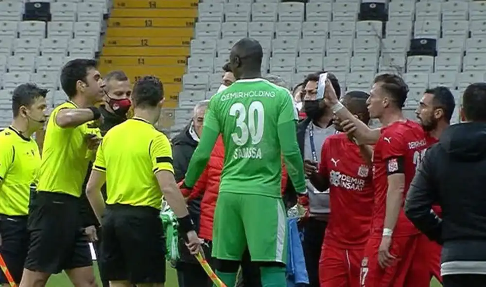 El árbitro no toleró que el reclamo del jugador con el video de la jugada. Foto: captura de video/Betcris