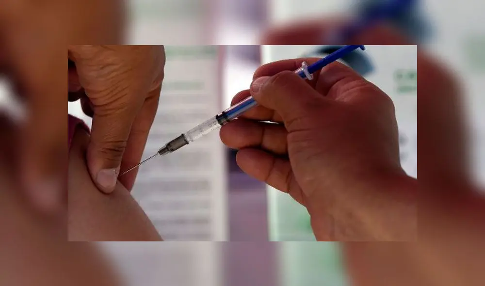 Personal médico administra la vacuna Pfizer / BioNTech contra el nuevo coronavirus COVID-19. Foto: AFP