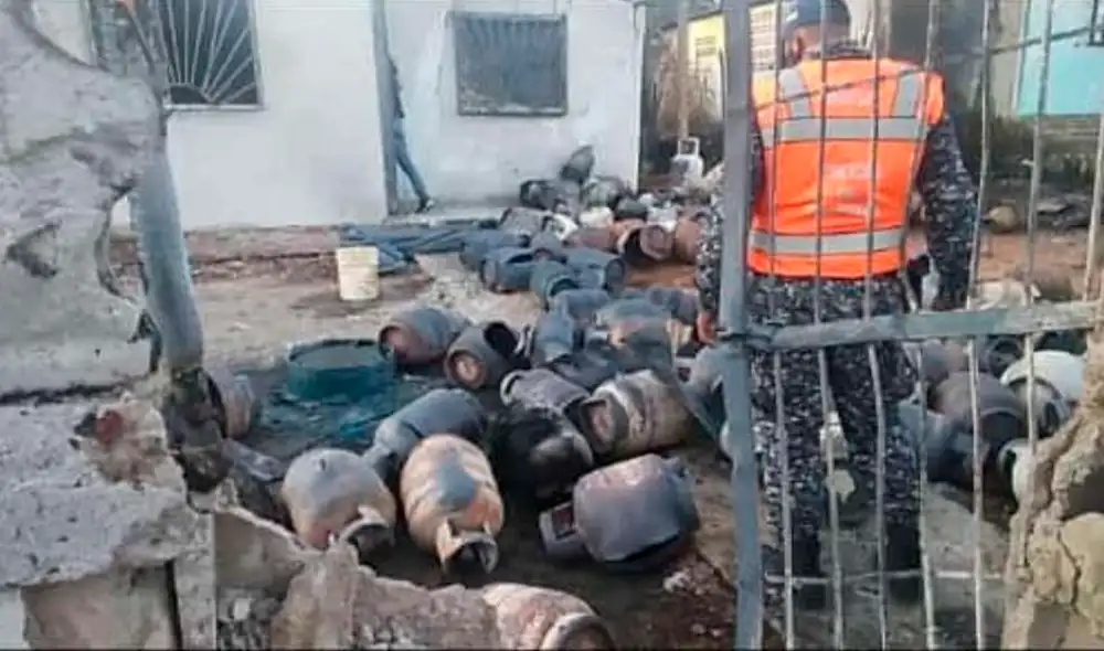 Tras la explosión de dos balones de gas se hizo contacto con el resto de la carga, lo que ocasionó que el fuego se expandiera rápidamente. Foto: Maria G Hernández Del Castillo / Twitter Tras la explosión de dos balones de gas se hizo contacto con el resto de la carga, lo que ocasionó que el fuego se expandiera rápidamente. Foto: Maria G Hernández Del Castillo / Twitter