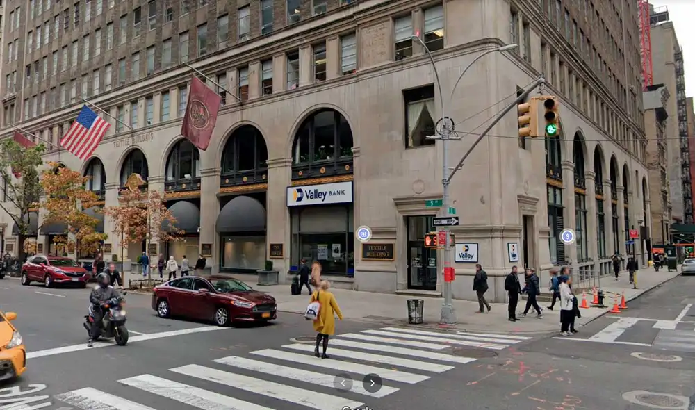 Desliza las imágenes para ver cómo luce el edificio que se utilizó como locación de la cinta El duende. Foto: captura de Google Maps