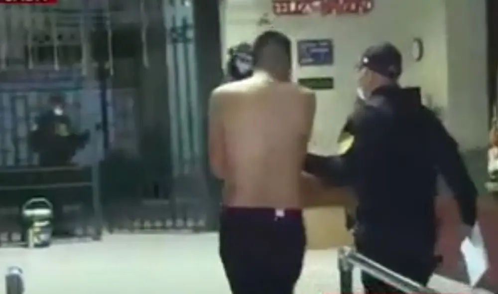 El sujeto acusado de robar un celular presentó un corte severo en su brazo, por lo que fue atendido antes de su traslado a la comisaría. Foto: captura de Panamericana