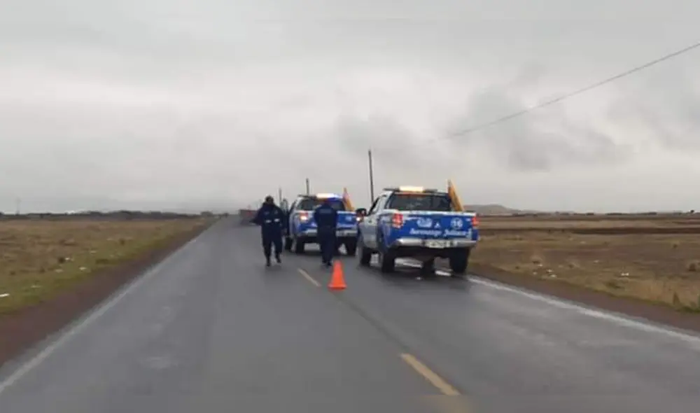 El hallazgo ocurrió al promediar las 6.30 a. m., cuando los efectivos circulaban por la mencionada vía. Foto: Serenos de San Román. El hallazgo ocurrió al promediar las 6.30 a. m., cuando los efectivos circulaban por la mencionada vía. Foto: Serenos de San Román.