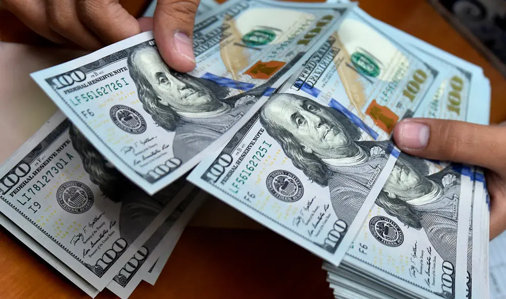 En el mercado paralelo la divisa cotizaba en S/3,73 la compra y S/3,75 la venta. Foto: AFP