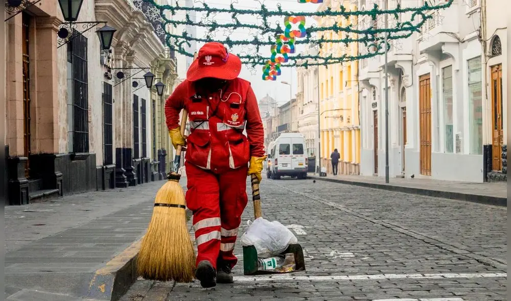 Trabajadores de limpieza estuvieron en primer línea toda la pandemia. Foto: La República Trabajadores de limpieza estuvieron en primer línea toda la pandemia. Foto: La República