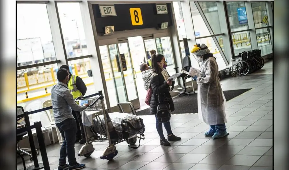Personas que viajen desde regiones de riesgo extremo deberán hacerse pruebas COVID-19. Foto: AFP