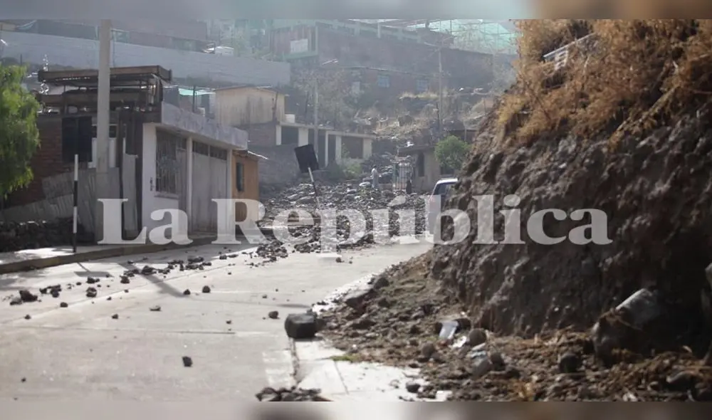 Vías quedaron bloqueadas tras caída de rocas y tierra. Foto: Rodrigo Talavera/La República Vías quedaron bloqueadas tras caída de rocas y tierra. Foto: Rodrigo Talavera/La República