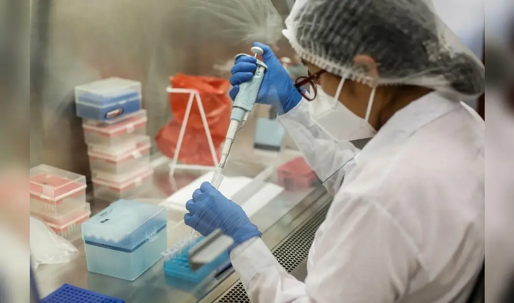 Los investigadores extraen el ARN de las muestras de coronavirus que les envía el INS. Foto: Antonio Melgarejo.