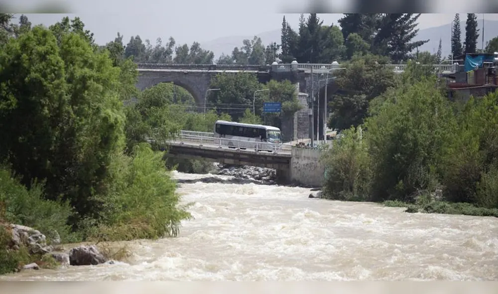 Rescatan un cuerpo en caudal del río Chili. Foto: La República