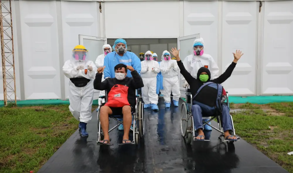 Dos hombres que superaron la COVID-19 salen del Hospital Blanco de Iquitos. Foto: EsSalud