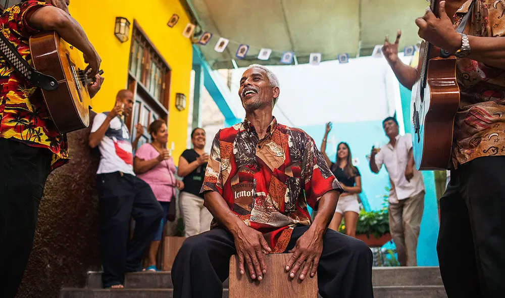 Las demostraciones de alegría no faltan en el Día de la Canción Criolla. Foto: Perú Travel