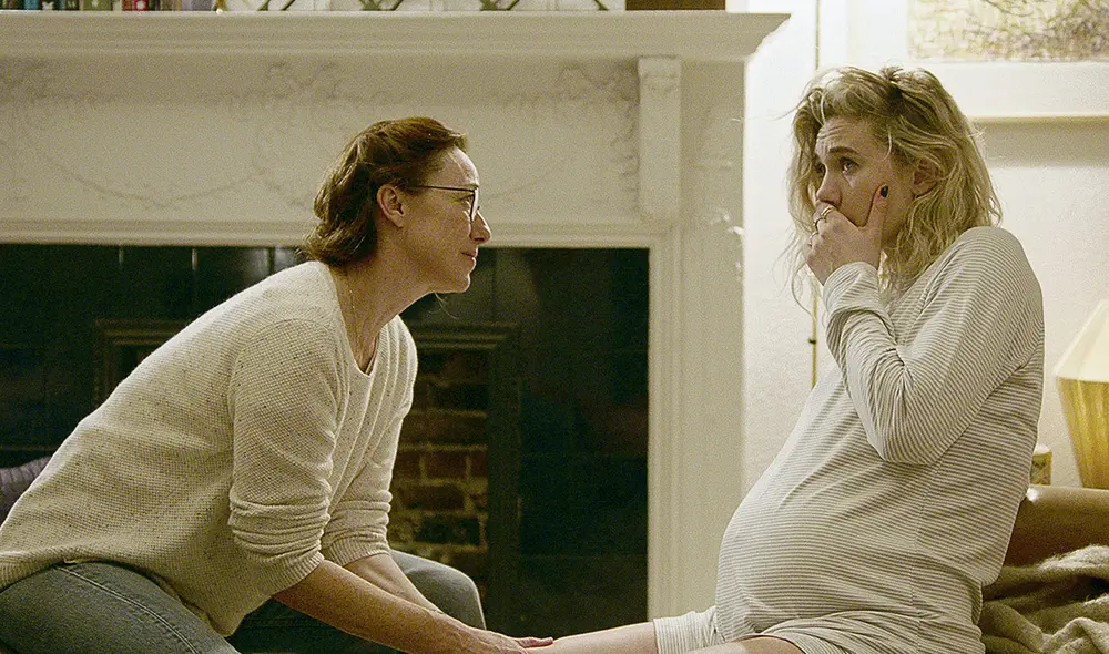 Escena. Kirby con Molly Parker, quien interpreta a la partera.