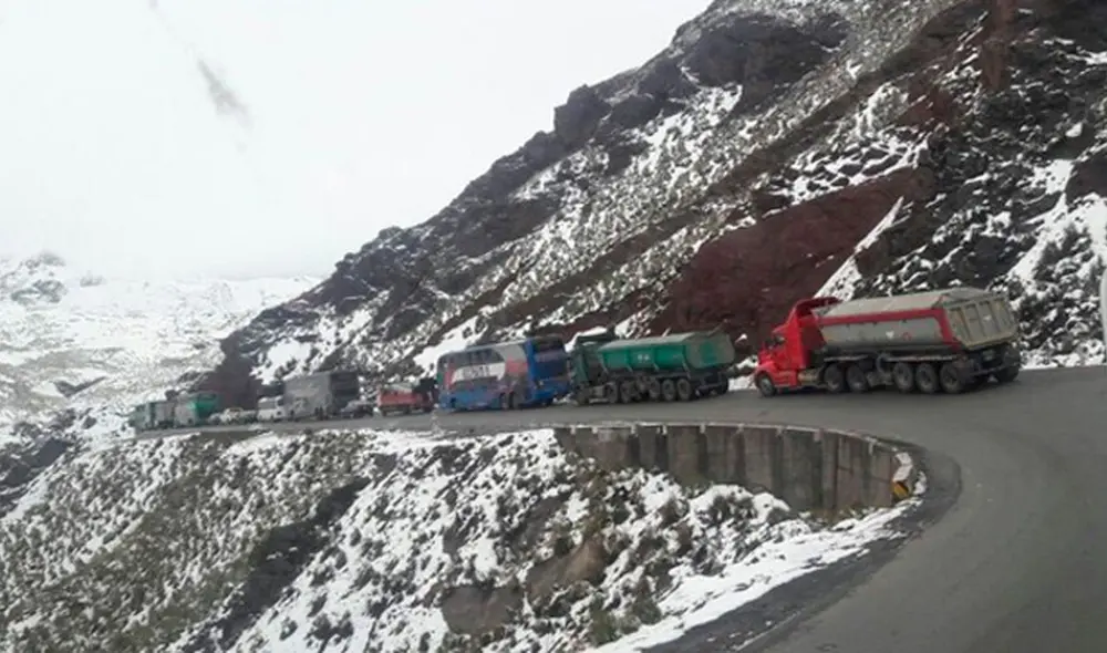 Las autoridades quieren evitar que las unidades queden varadas a más de 4.500 m.s.n.m. Foto: PNP