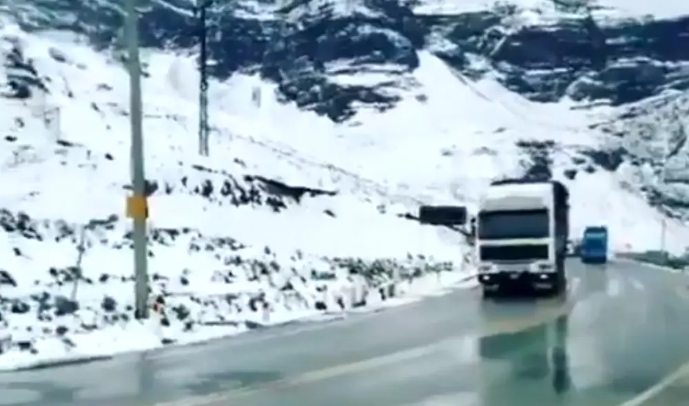 Vehículos permanecieron varados más de 15 horas a causa de bloqueo por nieve. Foto: captura video Twitter @MTC_GobPeru