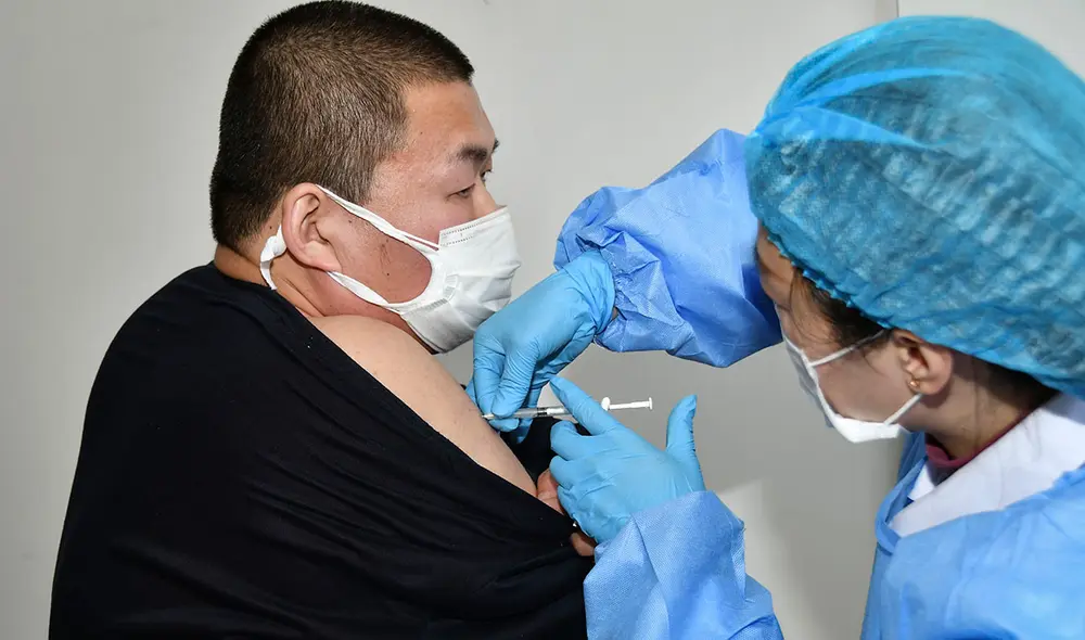 El Grupo Nacional Biotec de China afirma que elaborará más de 1.000 millones de dosis de vacunas contra la COVID-19. Foto: AFP