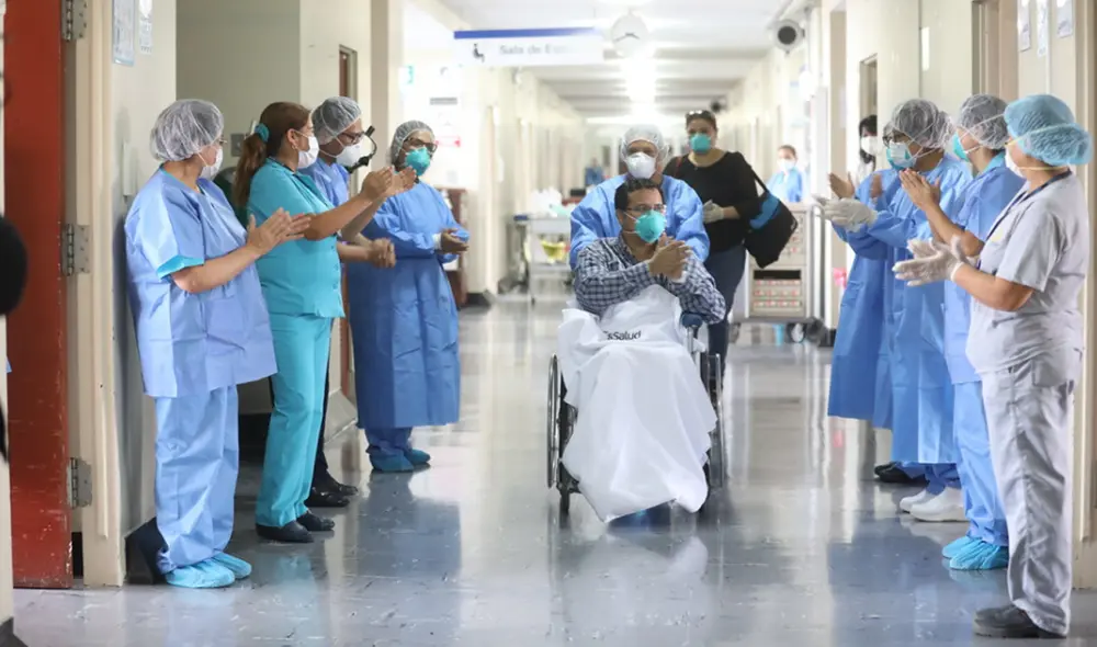 El padre Luis Nuñez, primer paciente COVID-19 que ingresó a UCI en el Perú, cuando fue dado de alta. Foto: EsSalud