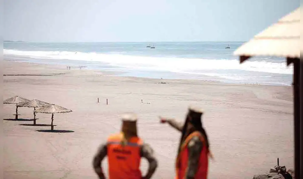 Cuidado. Personal de la Marina se encarga de que bañistas no ingresen a las playas en Mollendo. Solo se permite deportes acuáticos.