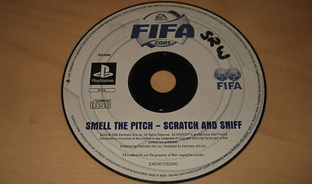 Disco original de FIFA 2001 con tecnología 'scratch and sniff'. Foto: Seroko / forocoches Disco original de FIFA 2001 con tecnología 'scratch and sniff'. Foto: Seroko / forocoches