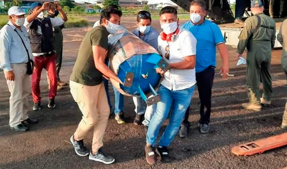 El empresario Jota Baldeón recibe la planta de oxígeno que trajo de Lima con un avión de la Marina. Foto: Difusión