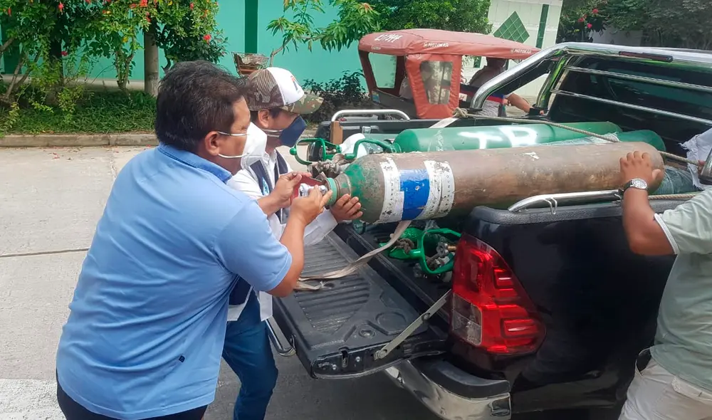 Juan Torres Baldeón llevando oxígeno medicinal gratis para otras localidades de la Amazonía.