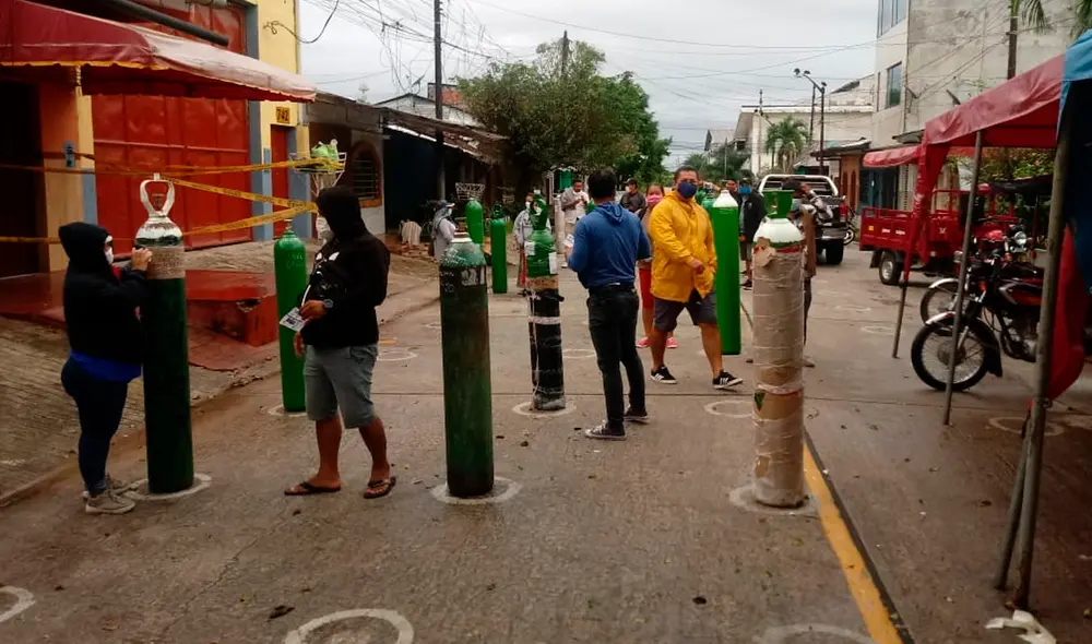 Familiares de los pacientes hacen cola para que "Jota Baldeón" les regale oxígeno en Iquitos.