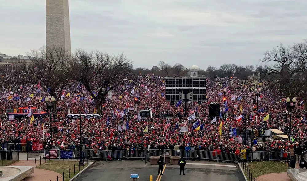 Pese a que el país enfrenta la peor crisis sanitaria en su historia, los manifestantes –muchos de ellos sin mascarillas ni respetando el distanciamiento social- se concentran en la Plaza de la Libertad. Foto: La Prensa Pese a que el país enfrenta la peor crisis sanitaria en su historia, los manifestantes –muchos de ellos sin mascarillas ni respetando el distanciamiento social- se concentran en la Plaza de la Libertad. Foto: La Prensa