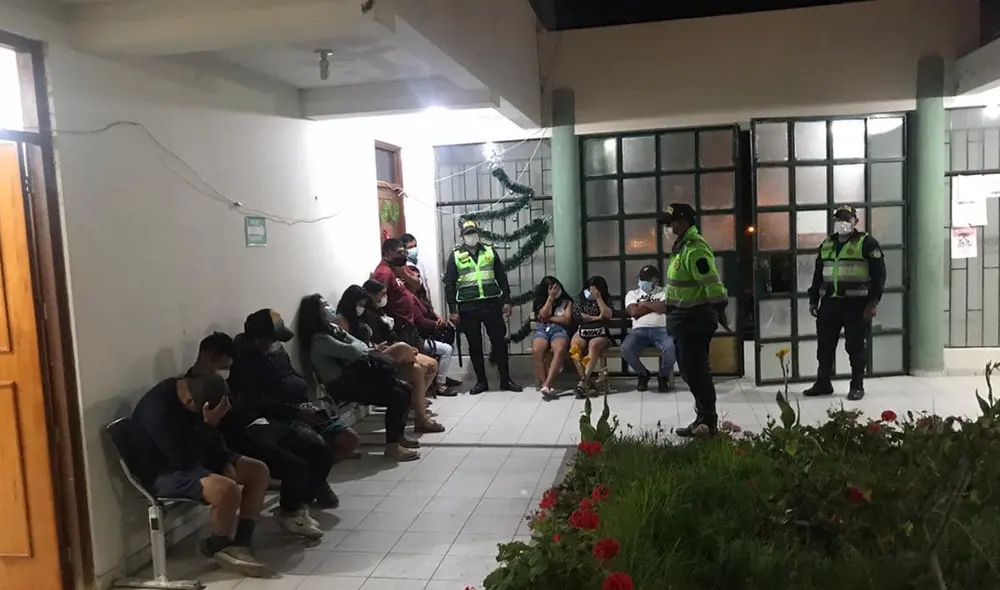 Intervenidos fueron llevados a la comisaría de Mollendo porque infringieron el toque de queda. Foto: PNP Intervenidos fueron llevados a la comisaría de Mollendo porque infringieron el toque de queda. Foto: PNP