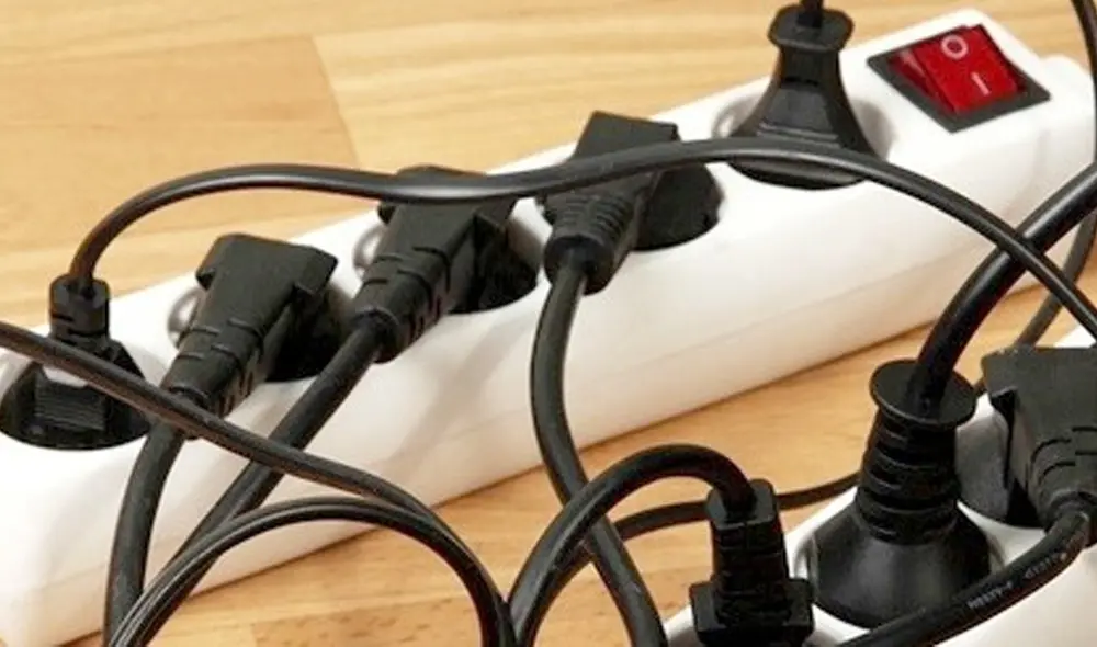 Las regletas te permiten conectar varios dispositivos eléctricos. Foto: Xataka