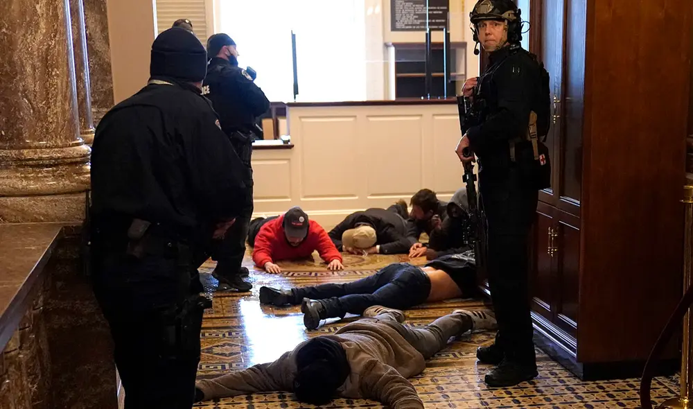 La policía del Capitolio detiene a los manifestantes fuera de la Cámara de la Cámara durante una sesión conjunta del Congreso el 6 de enero de 2021 en Washington. Foto: AFP La policía del Capitolio detiene a los manifestantes fuera de la Cámara de la Cámara durante una sesión conjunta del Congreso el 6 de enero de 2021 en Washington. Foto: AFP