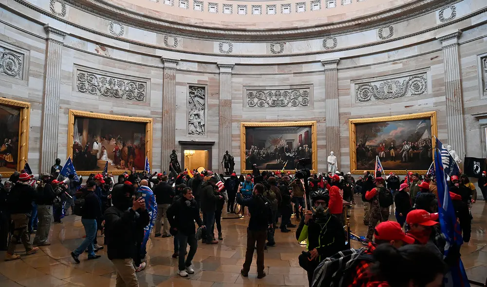 Manifestantes irrumpen en el Capitolio este miércoles 6 de enero. Foto: AFP Manifestantes irrumpen en el Capitolio este miércoles 6 de enero. Foto: AFP