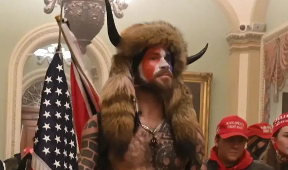 El semidesnudo manifestante llegó hasta la sede del parlamento norteamericano para protestar contra la ratificación de Joe Biden. Foto: difusión El semidesnudo manifestante llegó hasta la sede del parlamento norteamericano para protestar contra la ratificación de Joe Biden. Foto: difusión