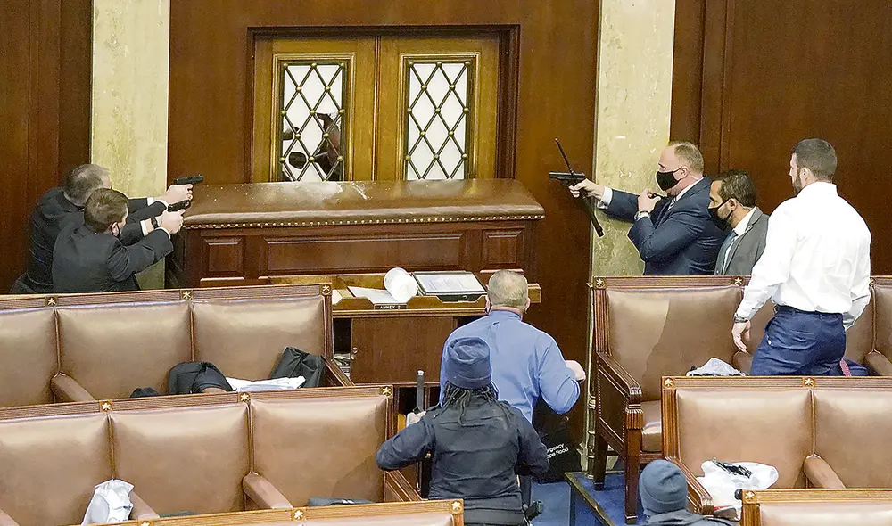 Escenas de armas. Las fuerzas de seguridad no dudaron en amenazar a los que irrumpieron en el Capitolio, muchos de los cuales también estaban armados. Los intrusos quisieron detener la certificación del triunfo de Joe Biden. Foto: AFP