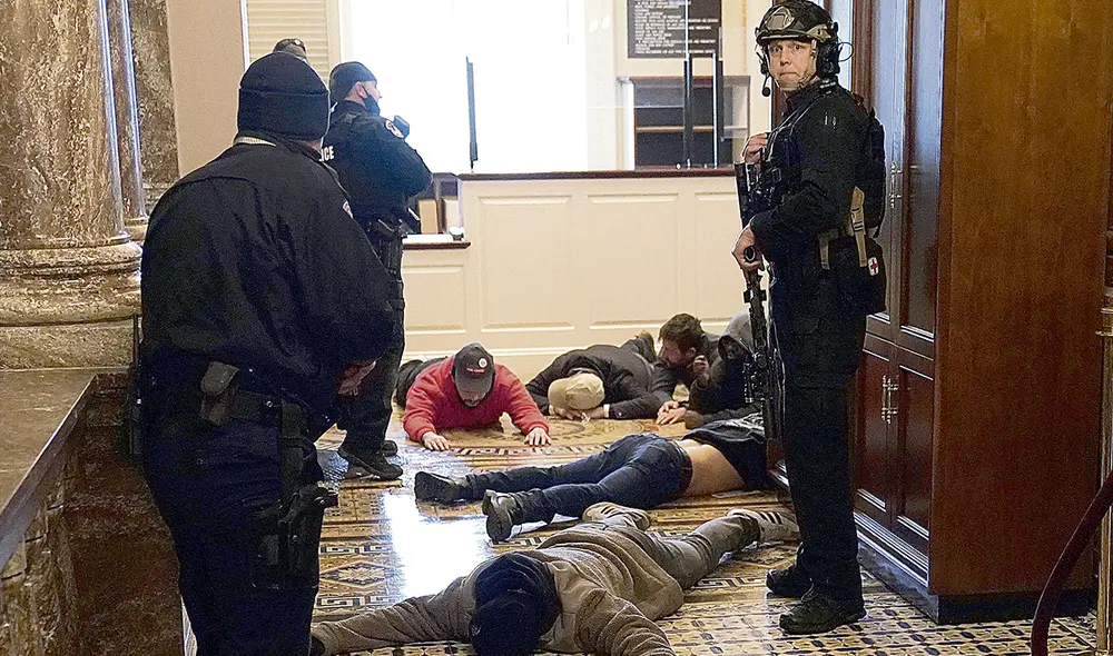 Detenidos. La policía logró detener a algunos de los activistas republicanos. Jornada vergonzosa. Foto: AFP