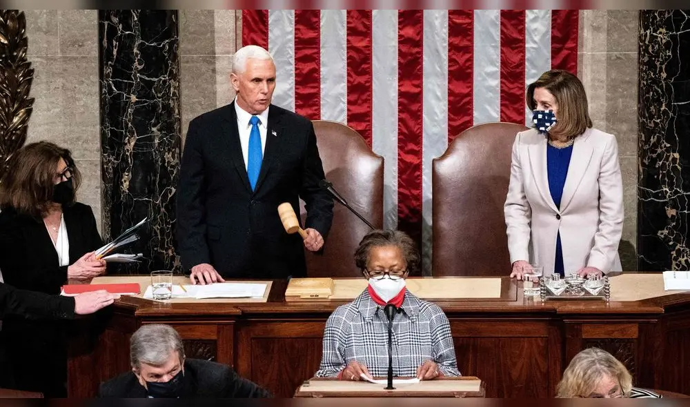 Mike Pence, vicepresidente de EE. UU., junto a la presidenta de la Cámara de Representantes, Nancy Pelosi, durante la jornada de lectura de los resultados electorales. Foto: AFP Mike Pence, vicepresidente de EE. UU., junto a la presidenta de la Cámara de Representantes, Nancy Pelosi, durante la jornada de lectura de los resultados electorales. Foto: AFP