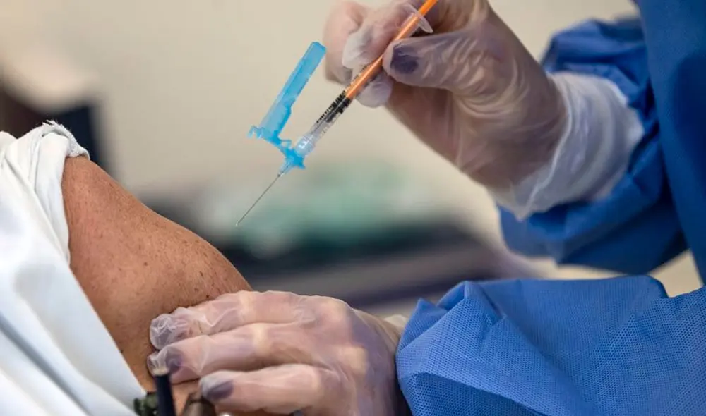 La Organización Mundial de la Salud (OMS) recomendó este jueves que las personas que sean vacunadas contra la COVID-19 reciban la segunda dosis de la misma fabricante. Foto: EFE