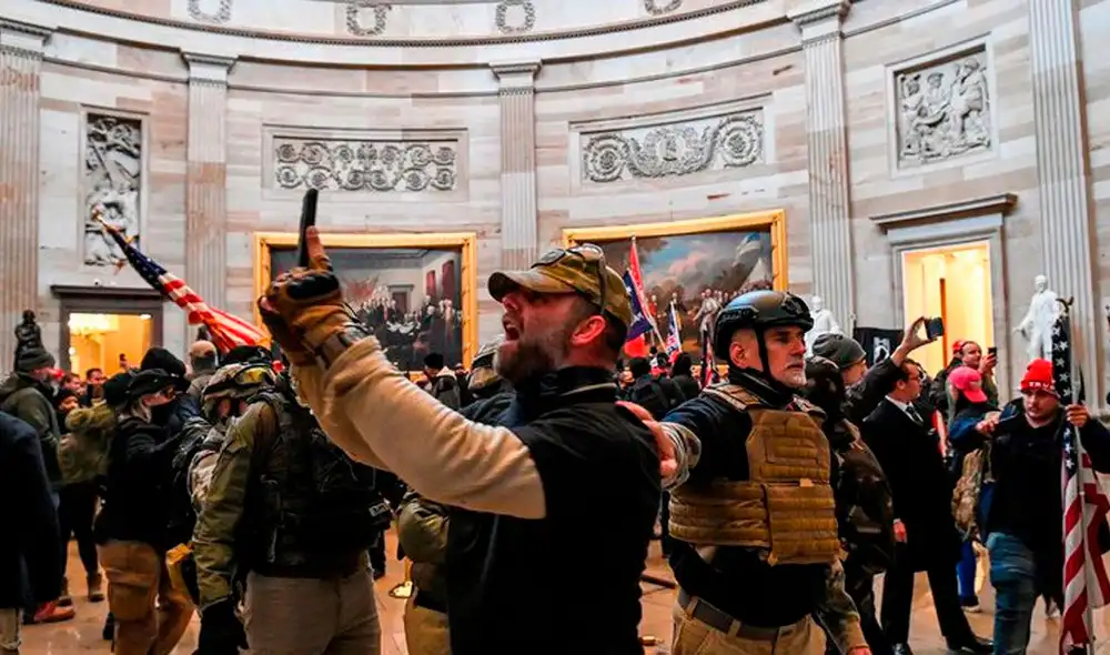 Partidarios pro Trump invadieron el Congreso de Estados Unidos y causaron destrozos. Foto: AFP Partidarios pro Trump invadieron el Congreso de Estados Unidos y causaron destrozos. Foto: AFP