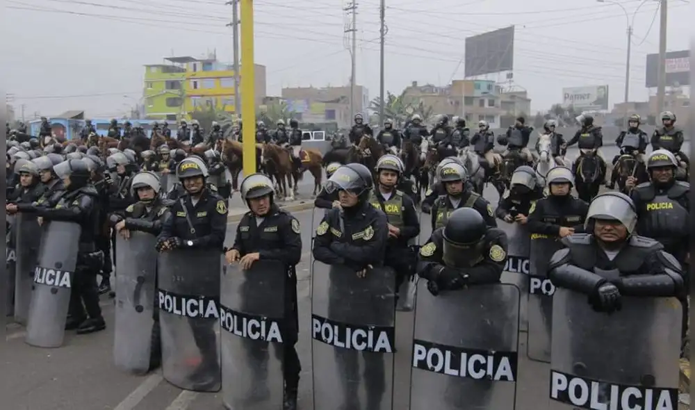 Policías esperando a ciudadanos que protestaban en contra de peajes. Foto: La República