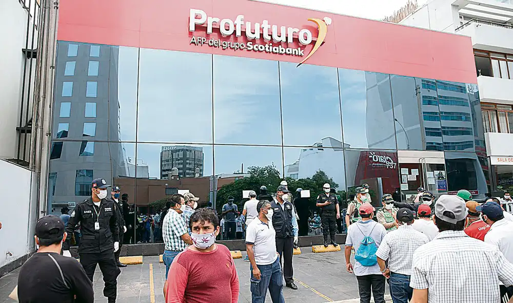 AFP. Desde este mes habrá mayor descuento en el sueldo. Foto: difusión