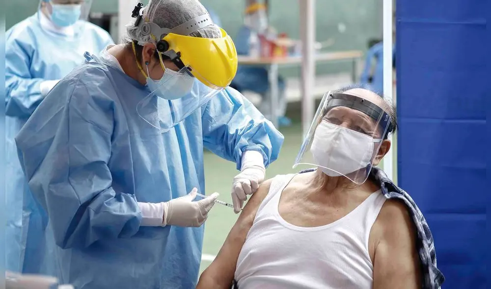 Los prioritarios. Personal médico, policías y mayores de 60 años serán los primeros en recibir la vacuna china que llegará al Perú en este mes. Los prioritarios. Personal médico, policías y mayores de 60 años serán los primeros en recibir la vacuna china que llegará al Perú en este mes.