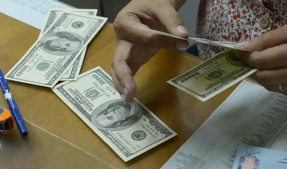 En términos interanuales, el dólar acumula una variación de -0,34%. Foto: AFP