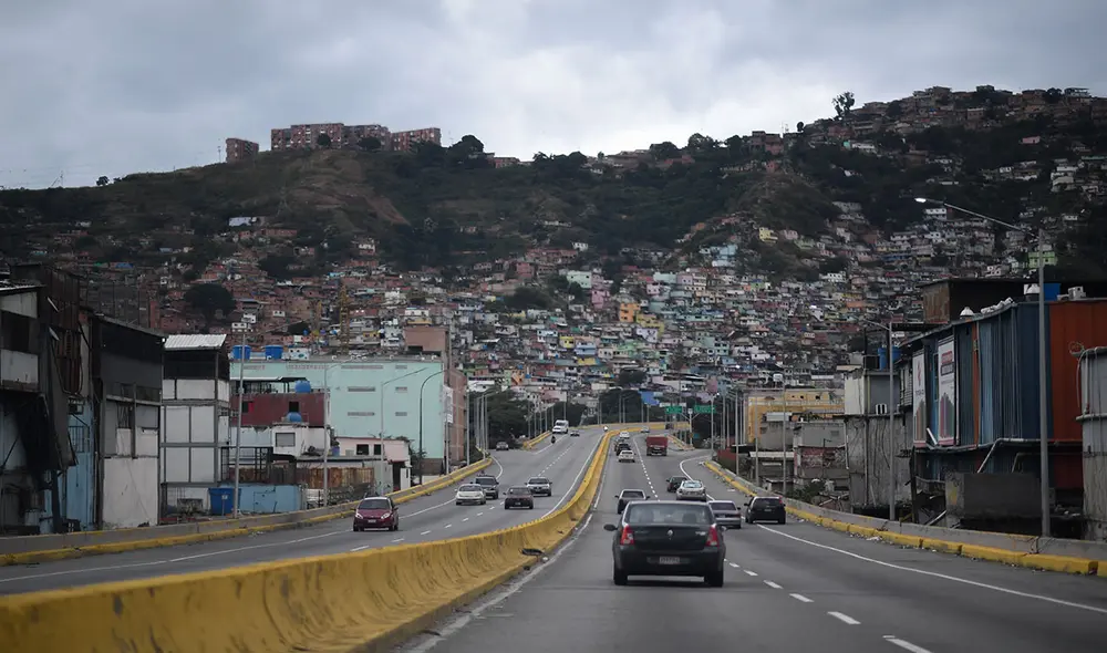 En Venezuela gran cantidad de personas chequean constantemente la plataforma Patria para saber si recibieron bonos, en medio de la grave crisis durante la gestión de Nicolás Maduro. Foto: AFP En Venezuela gran cantidad de personas chequean constantemente la plataforma Patria para saber si recibieron bonos, en medio de la grave crisis durante la gestión de Nicolás Maduro. Foto: AFP