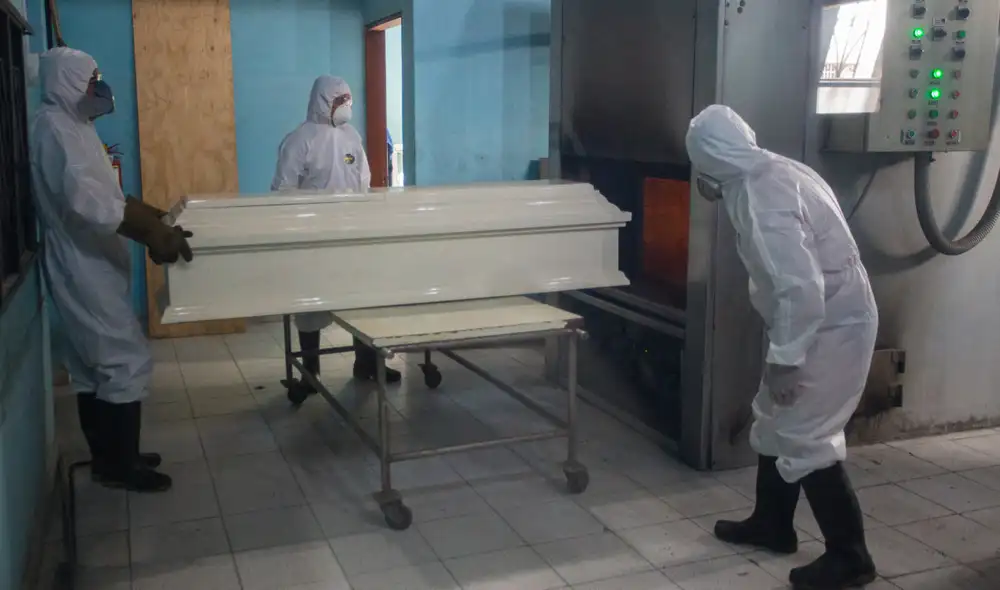 Personal de cementerio Él Ángel se prepara para cremar cadáver de fallecido por COVID-19. Foto: La República Personal de cementerio Él Ángel se prepara para cremar cadáver de fallecido por COVID-19. Foto: La República