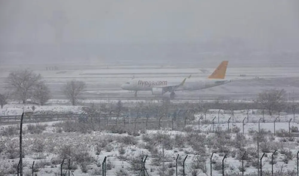 Siete vuelos que se trasladaban a Madrid fueron desviados a los aeropuertos de las ciudades de Valencia, Barcelona, Alicante y Bilbao. Foto: EFE Siete vuelos que se trasladaban a Madrid fueron desviados a los aeropuertos de las ciudades de Valencia, Barcelona, Alicante y Bilbao. Foto: EFE