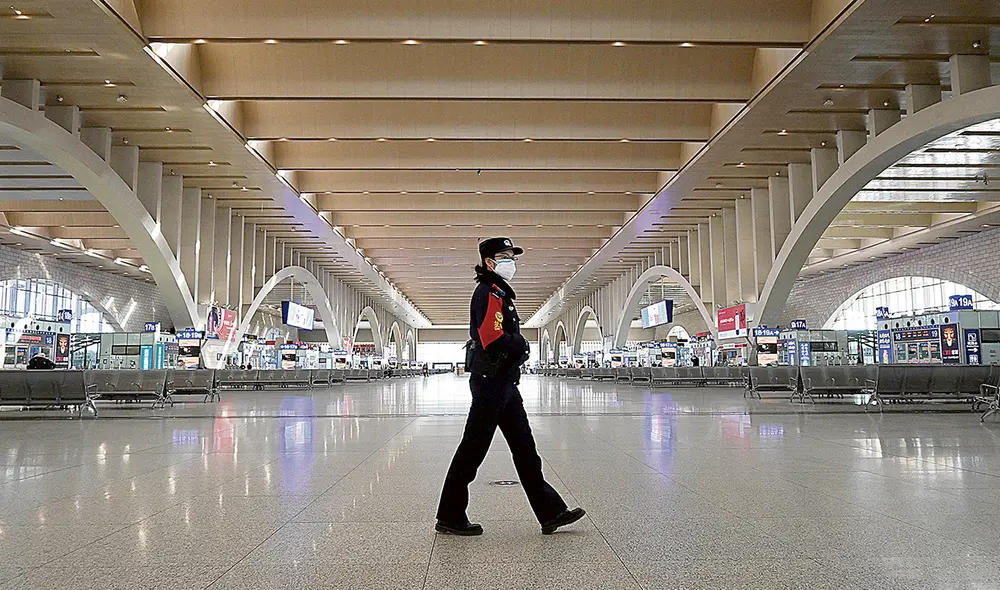 Vacío. Policía patrulla una estación vacía de tren en la ciudad de Shijiazhuang, que se confina después del mayor rebrote. Foto: AFP Vacío. Policía patrulla una estación vacía de tren en la ciudad de Shijiazhuang, que se confina después del mayor rebrote. Foto: AFP