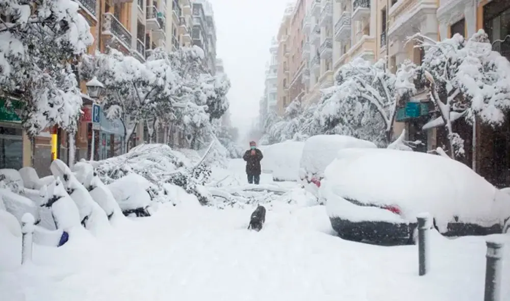 La actual nevada, considerada una de las peores desde hace 50 años, ha sido constante en buena parte del territorio durante la noche del viernes al sábado. Foto: EFE