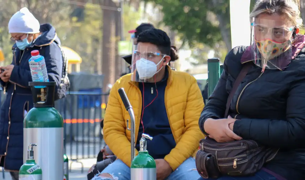 Ciudadanos de la capital mexicana esperan turno para recargar balones de oxígeno. Foto: EFE/José Pazos
